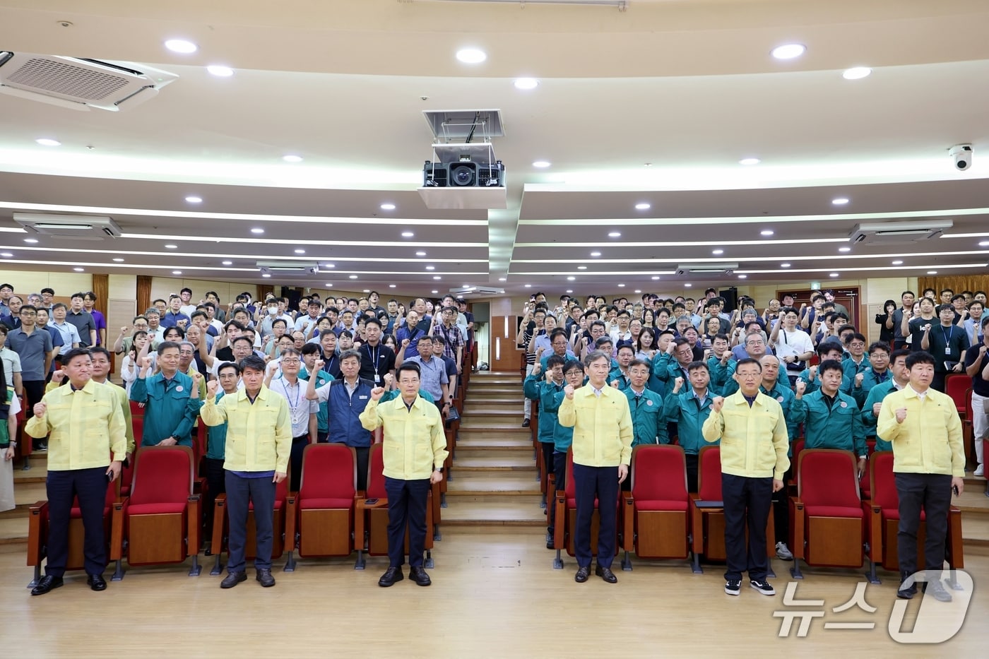 27일 부산교통공사 강당에서 열린 '산업(중대)재해 예방을 위한 분야별 안전대책 보고회'에서 임직원들이 중대재해 ZERO 사업장 유지 결의를 다지고 있다. (부산교통공사 제공. 재판매 및 DB 금지)