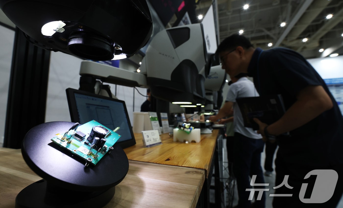28일 경기 수원시 영통구 수원컨벤션센터에서 열린 '2025 차세대 반도체 패키징(Packaging) 산업전(ASPS 2025)'에 최신 반도체 패키징 응용 장비 및 다양한 반도체 관련 제품들이 전시되어 있다. 2025.8.28/뉴스1 ⓒ News1 김영운 기자