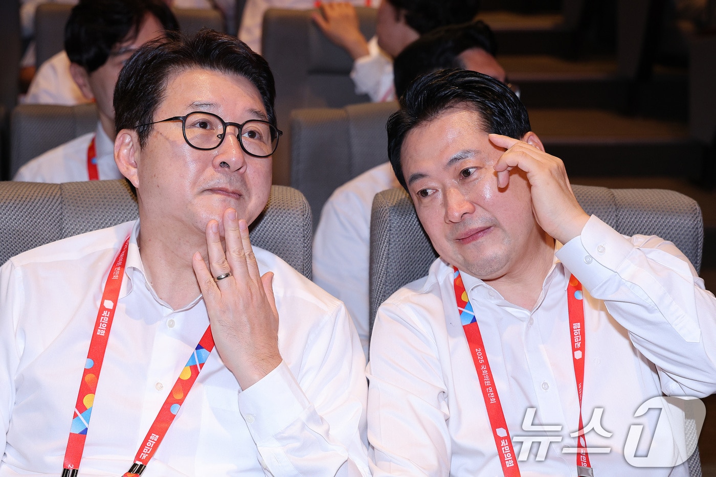 지난 8월 28일 장동혁 국민의힘 대표(오른쪽)와 신동욱 최고위원이인천 인천국제공항공사 인재개발원에서 열린 국민의힘 연찬회에서 대화하고 있는 모습. 2025.8.28/뉴스1 ⓒ News1 신웅수 기자