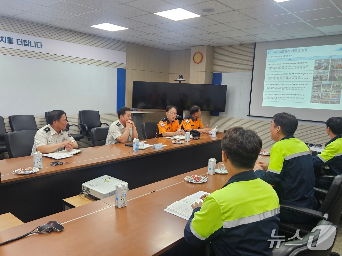 광양소방서가 중점관리대상인 포스코퓨처엠을 방문해 현장방문지도 및 화재예방컨설팅을 실시했다(광양소방서 제공) 