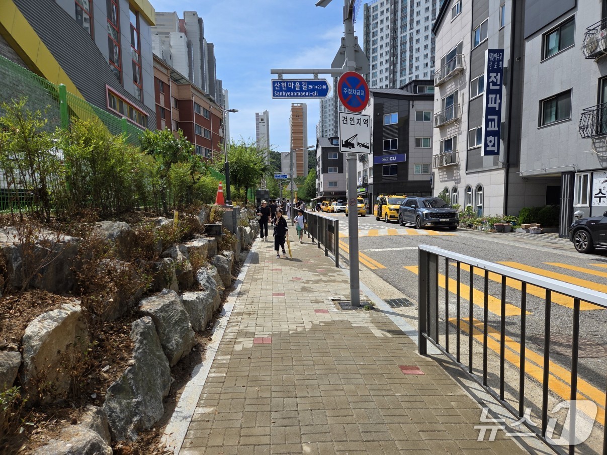 산현초교 일대 보도 확장.(시흥시 제공)