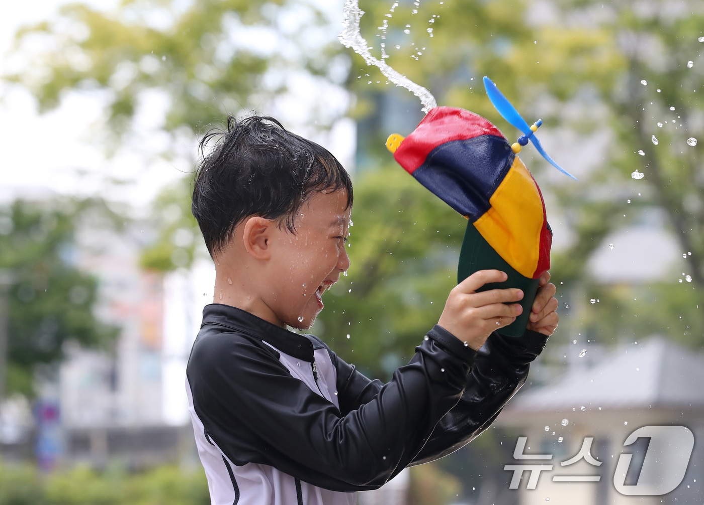 폭염이 계속된 28일 오후 대구 북구 들샘공원에서 한 어린이가 물놀이를 하며 더위를 식히고 있다. 2025.8.28/뉴스1 ⓒ News1 공정식 기자