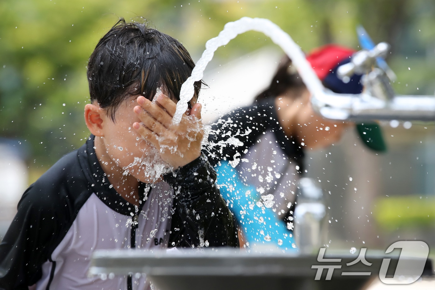 폭염이 계속된 28일 오후 대구 북구 들샘공원에서 어린이들이 물놀이를 하며 더위를 식히고 있다. 2025.8.28/뉴스1 ⓒ News1 공정식 기자