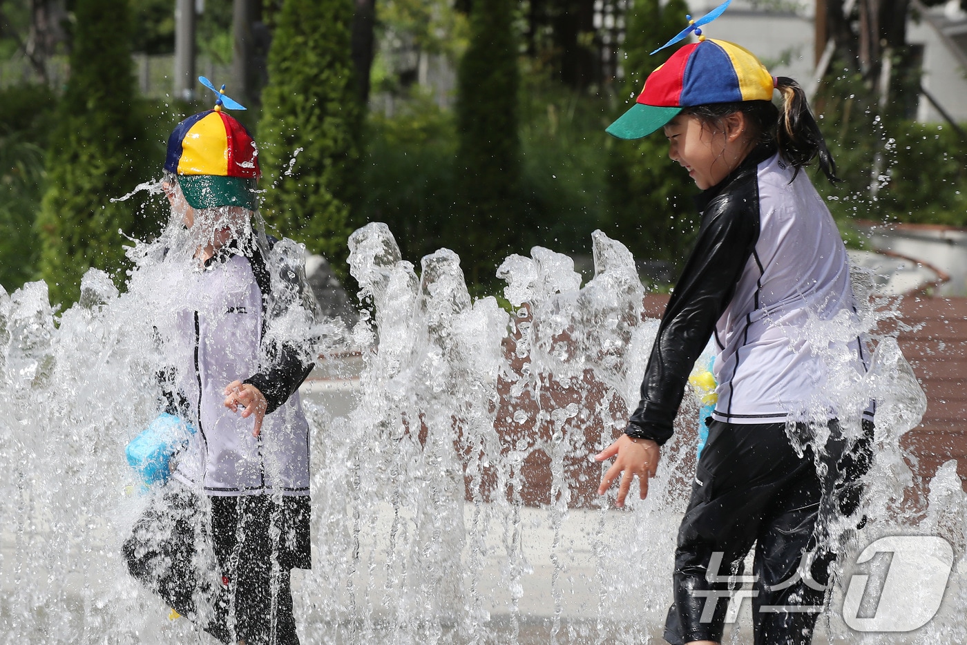 대구 북구 들샘공원에서 어린이들이 물놀이를 하며 더위를 식히고 있다. 2025.8.28/뉴스1 ⓒ News1 공정식 기자