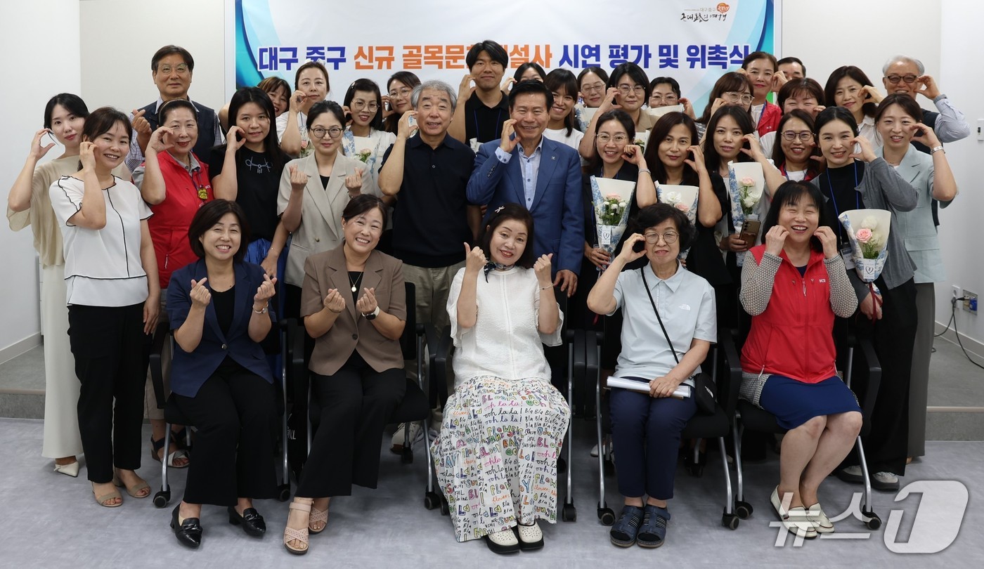 늘어나는 외국인 관광 수요에 대응하기 위해 대구 도심에 골목문화해설사 17명이 신규로 배치된다. 신규 골목문화해설사 위촉식 모습. (대구 중구 제공. 재판매 및 DB 금지)/뉴스1