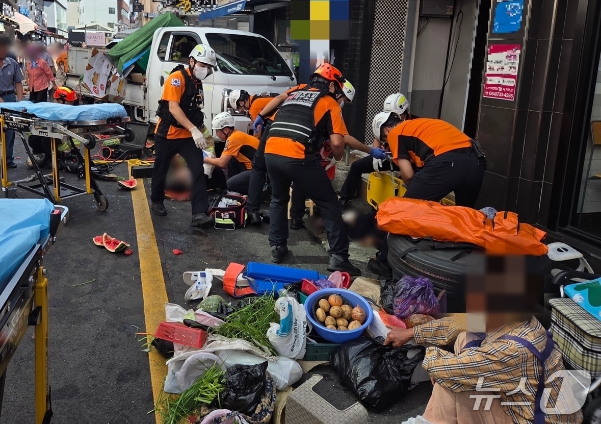 28일 오후 서귀포시 매일올레시장에서 1톤 트럭이 노점상으로 돌진하는 사고가 발생했다.(제주도소방안전본부 제공. 재판매 및 DB 금지)