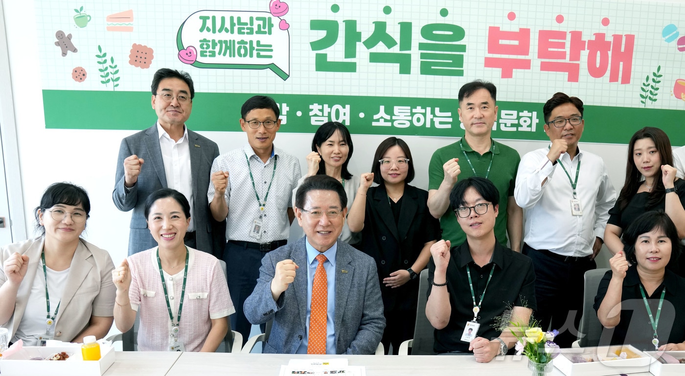 김영록 전라남도지사가 28일 오후 도청 도민행복소통실에서 직원들과 공감·참여·소통하는 공직문화 조성을 위해 열린 ‘간식을 부탁해’ 간담회를 갖고 기념촬영을 하고 있다.&#40;전남도 제공. 재판매 및 DB금지&#41; 2025.8.28/뉴스1 