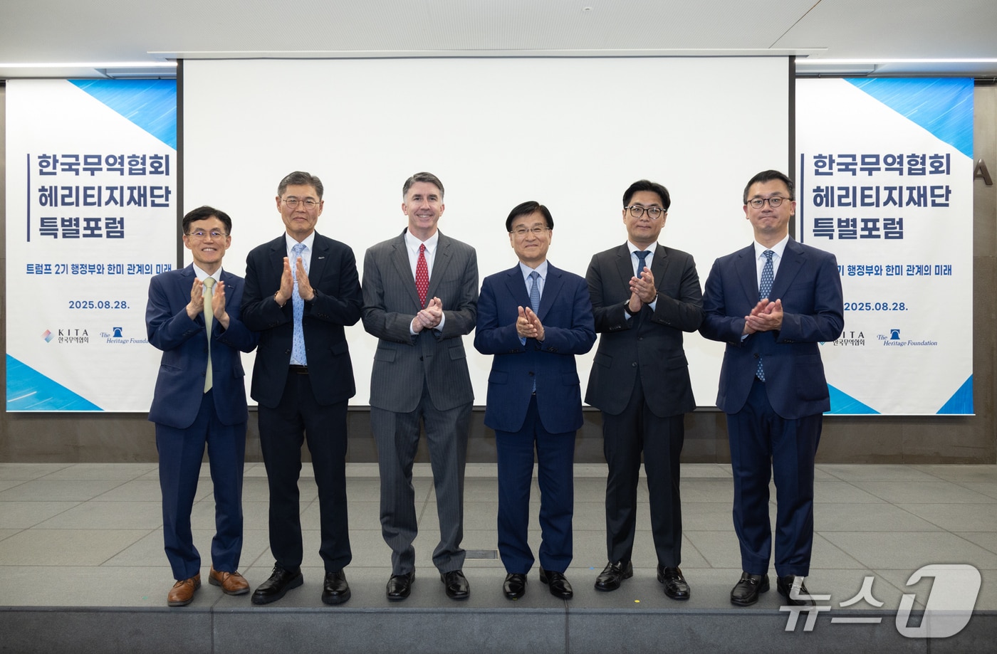 한국무역협회(KITA)와 헤리티지재단이 28일강남구 삼성동 트레이드타워에서 개최한 '한미 관계의 미래' 특별포럼에서 주요 참석자들이 기념 촬영을 하고 있다. (왼쪽부터) 장상식 한국무역협회 국제무역통상연구원장, 김기현 한국무역협회 국제협력본부장, 데릭 모건 헤리티지재단 부대표, 이혜민 한국외국어대학교 초빙교수, 허준영 서강대학교 교수, 앤서니 김 헤리티지재단 선임연구원(KITA 제공)