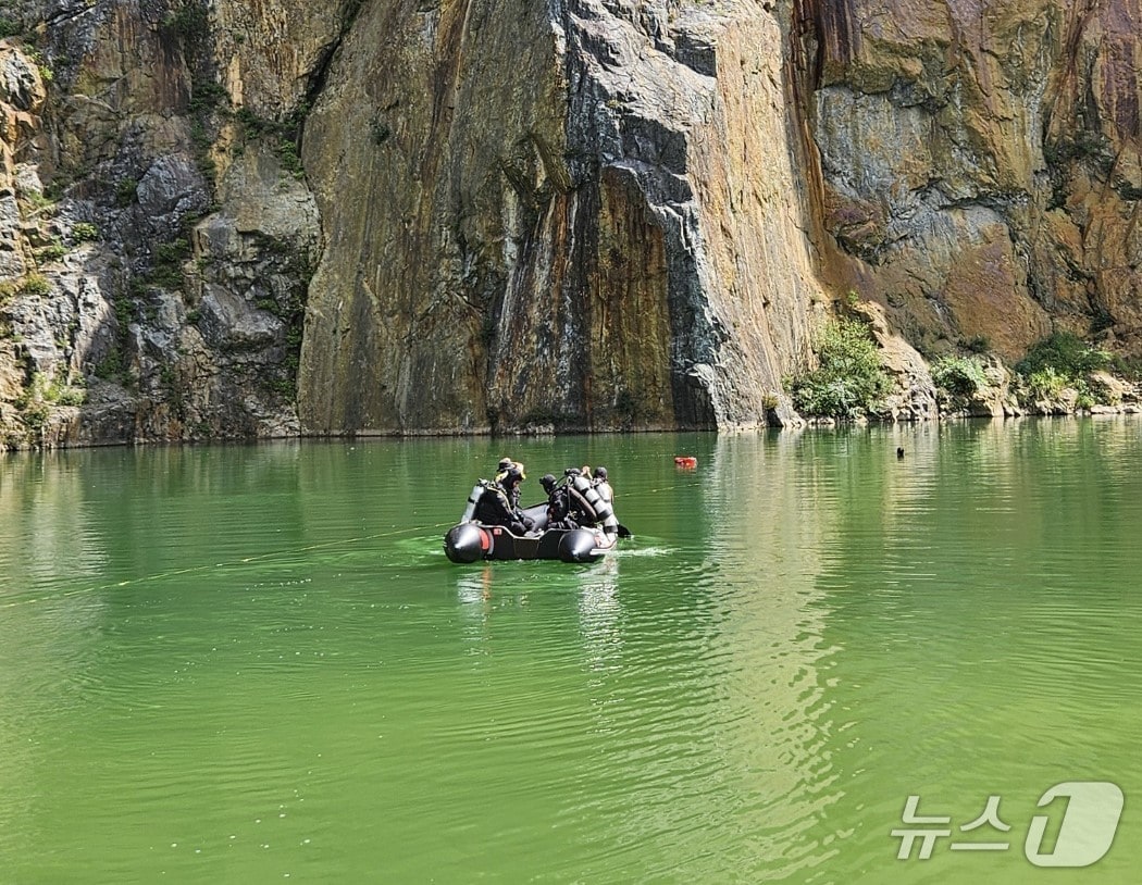 소방 당국이 28일 대구 달성군 가창 폐채석장에서 실종 신고된 40대 남성을 찾고 있다.(대구소방안전본부 제공.재판매 및 DB금지)