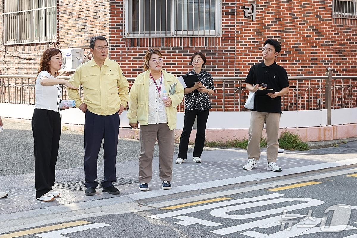 강성태 수영구청장(왼쪽 2번째) 등이 스쿨존 안전 점검을 실시하고 있다.(부산 수영구 제공. 재판매 및 DB 금지)