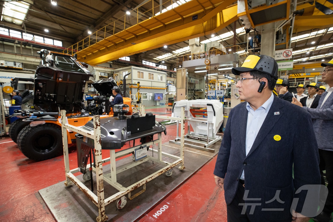 김성환 기후에너지환경부 장관이 인천시 동구 두산밥캣코리아 생산 공장에서 전기 지게차 생산과정을 살펴보고 있다. (기후부 제공. 재판매 및 DB 금지) 2025.8.28 ⓒ 뉴스1