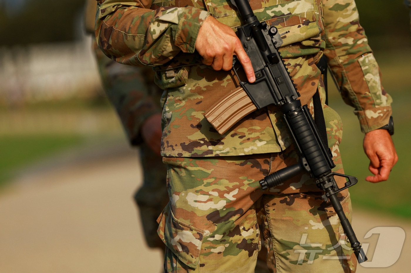 웨스트버지니아 주 방위군 소속 한 병사가 28일 무장한 상태로 워싱턴DC 내셔널 몰을 순찰하며 총기를 들고 있다. 2025.8.28 ⓒ 로이터=뉴스1 ⓒ News1 강민경 기자