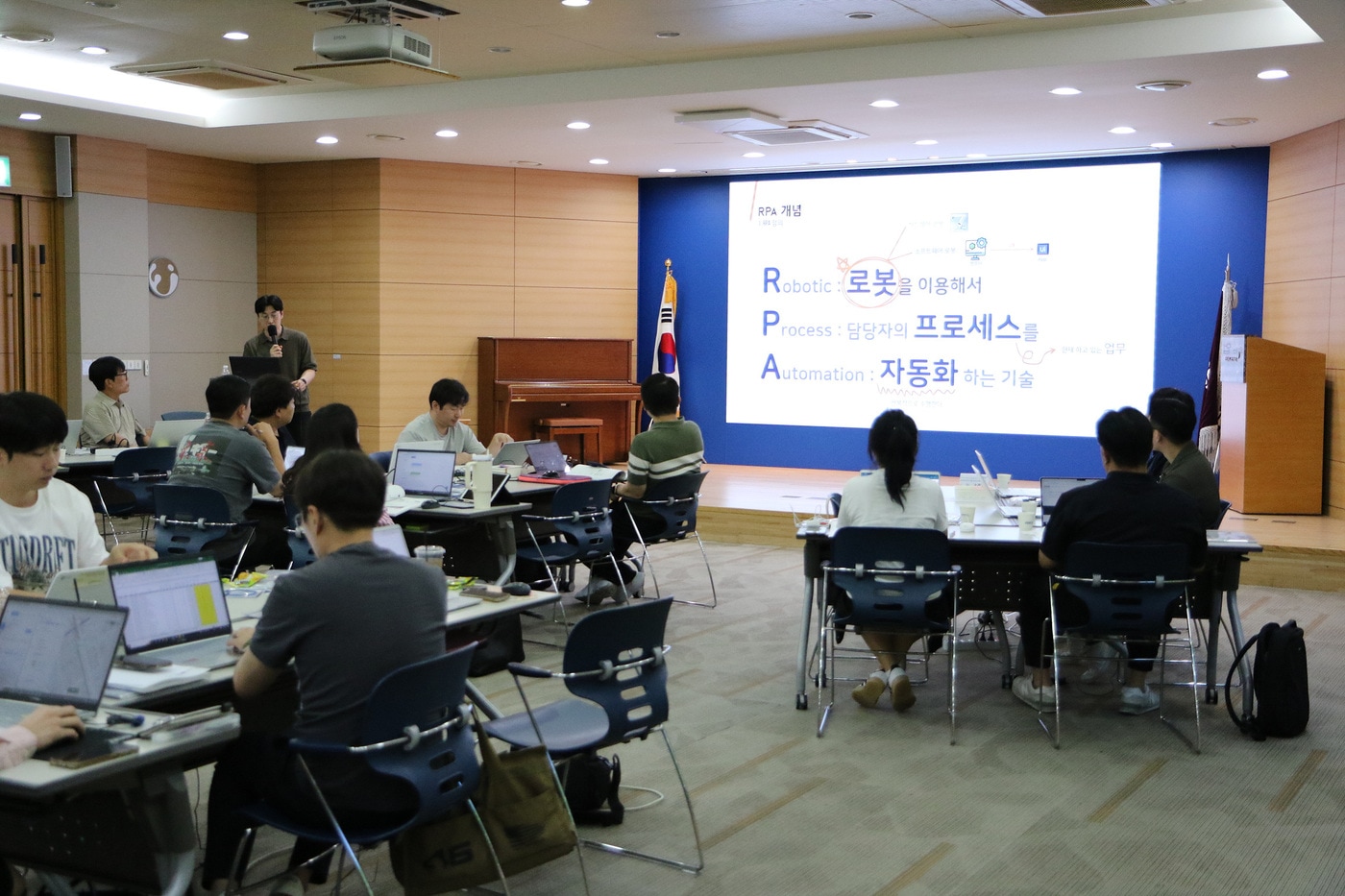 유진그룹은 주요 계열사 승진자를 대상으로 디지털 시대에 필요한 리더십과 핵심 역량 교육을 진행했다.(유진그룹 제공)