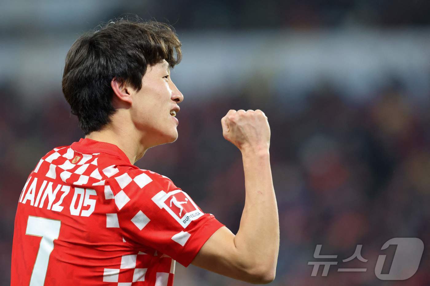 환호하는 마인츠 선수단과 이재성