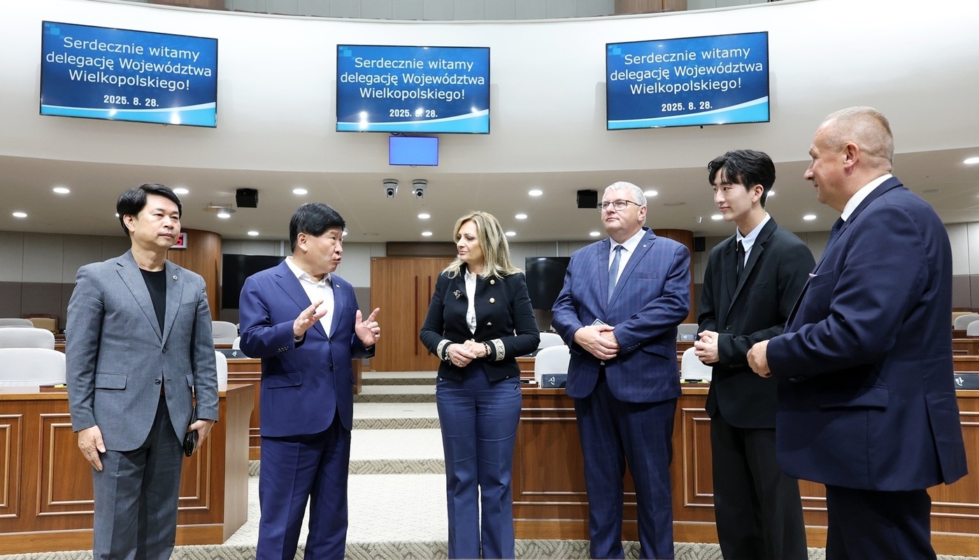 홍성현 도의회 의장(왼쪽 두 번째)이 도의회 본회의장에서 타티아나 소코워프스카 비엘코폴스카주 의장(왼쪽 세 번째)에게 교류협력 방안을 제안하고 있다.(충남도의회 제공. 재판매 및 DB금지)/뉴스1