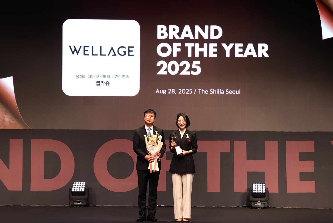  지난 28일 신라호텔에서 열린 '2025 올해의 브랜드대상' 시상식에서 휴젤㈜ 화장품본부 조정민 상무(우측)가 기념사진 촬영을 하고 있다. (휴젤 제공)