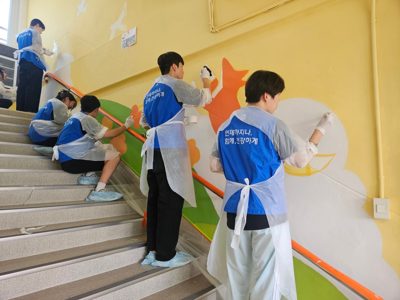 동아소시오그룹 신입사원들이 벽화를 그리고 있다. /동아쏘시오그룹 제공