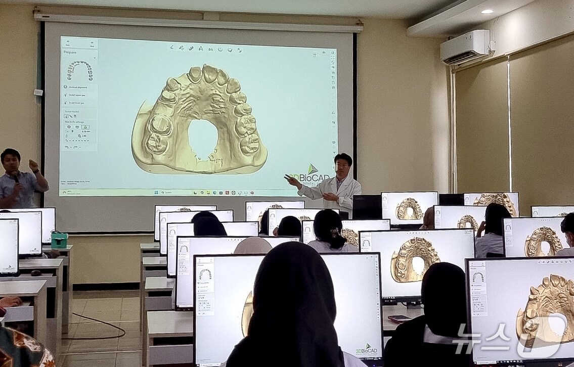 대구보건대 치기공학과 박광식 교수가 인도네시아 자카르타 보건산업기술대학Ⅱ 디지털 치과기공 센터에서 '고정성 CAD/CAM 기공학' 수업을 진행하고 있다. (대구보건대 제공. 재판매 및 DB금지)