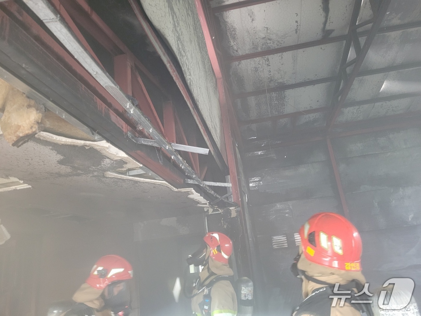 지난 28일 경기 고양시 일산서구의 한 농업용 창고에서 폭발 사고가 발생, 화재 진압후 소방대원들이 내부를 조사하고 있다. (경기북부소방재난본부 제공, 재판매 및 DB금지)