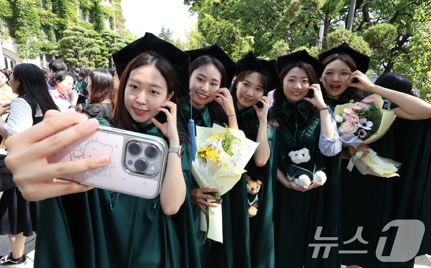 이화여대 2024학년도 후기 학위수여식이 진행된 29일 서울 서대문구 이화여대에서 졸업생들이 기념사진으로 추억을 남기고 있다. 2025.8.29/뉴스1 ⓒ News1 장수영 기자