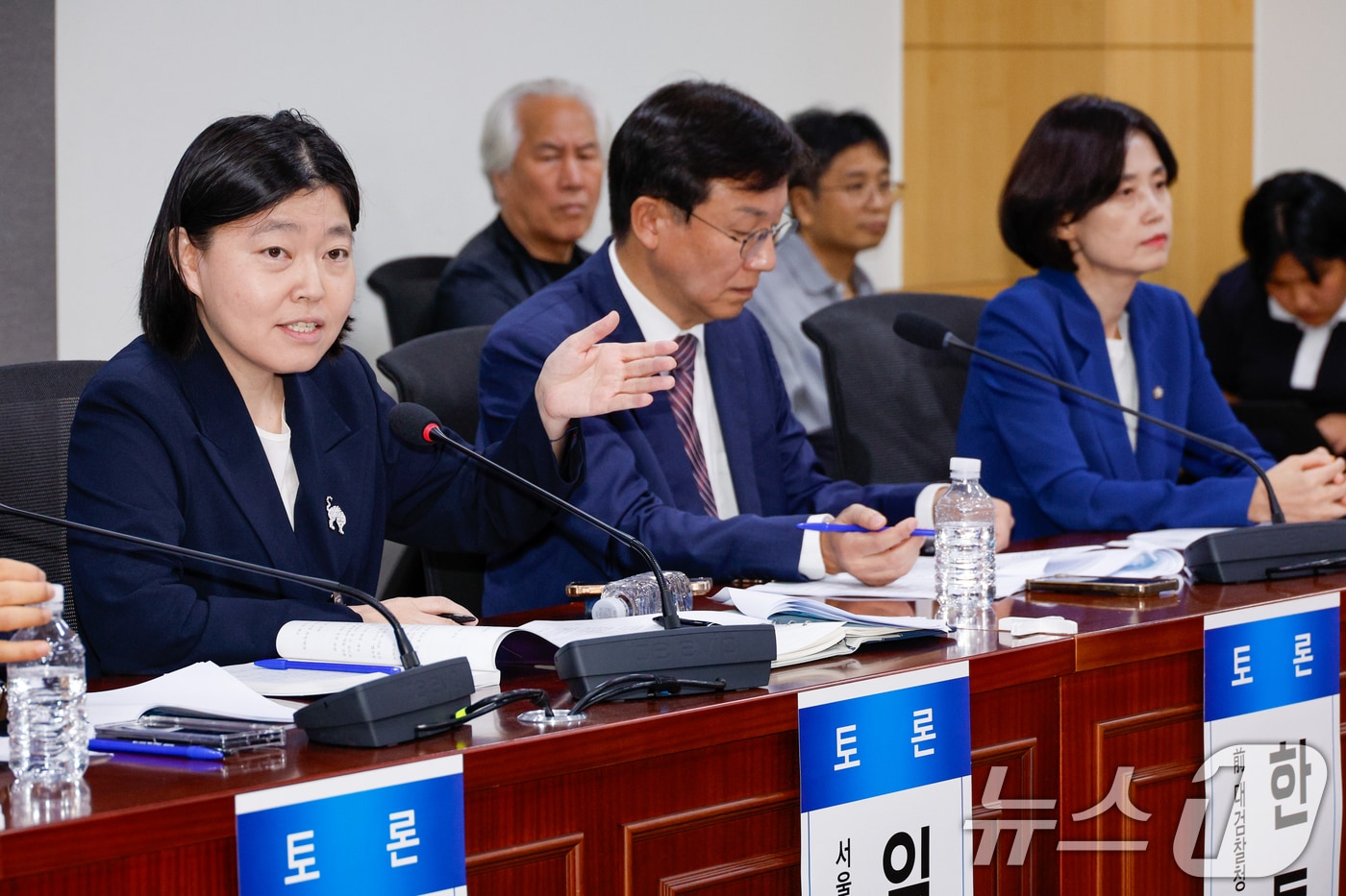 임은정 서울동부지방검찰청 검사장이 지난 29일 서울 여의도 국회의원회관에서 열린 검찰개혁 긴급 공청회 '검찰개혁의 쟁점은 무엇인가? - 국민이 바라는 검찰개혁의 속도와 방향'에서 토론하고 있다. 왼쪽부터 임 검사장, 한동수 전 대검찰청 감찰부장, 박은정 조국혁신당 의원. 2025.8.29/뉴스1 ⓒ News1 안은나 기자