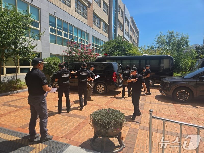 29일 폭발물이 있다는 팩스가 접수된 부산 동구 소재 한 고등학교에서 경찰이 수색하고 있다.(부산경찰청 제공. 재판매 및 DB 금지)
