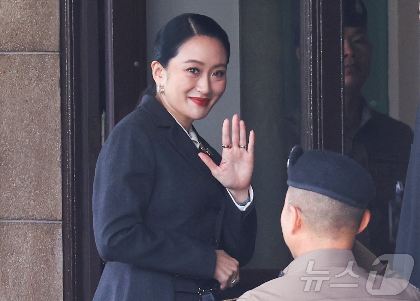 29일, 태국 방콕에서 고위급 윤리 위반 사건에 대한 헌법재판소의 판결을 앞두고, 직무 정지 중인 패통탄 친나왓 태국 총리가 정부 청사에 도착하고 있다. 그는 문화부 장관을 역임하고 있다. 이번 사건은 그와 캄보디아 전 총리 훈 센 사이의 전화 통화 내용이 유출되면서 촉발됐다.2025.08.29. ⓒ 로이터=뉴스1 ⓒ News1 권영미 기자
