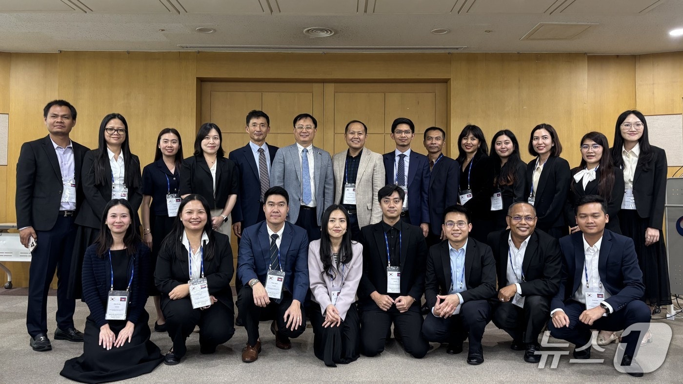 조달청 이형식 기획조정관(뒷줄 왼쪽에서 여섯 번째)이 캄보디아 정부 재경부 관계자들과 함께 기념촬영을 하고 있다. (조달청 제공.재판매 및 DB금지)/뉴스1