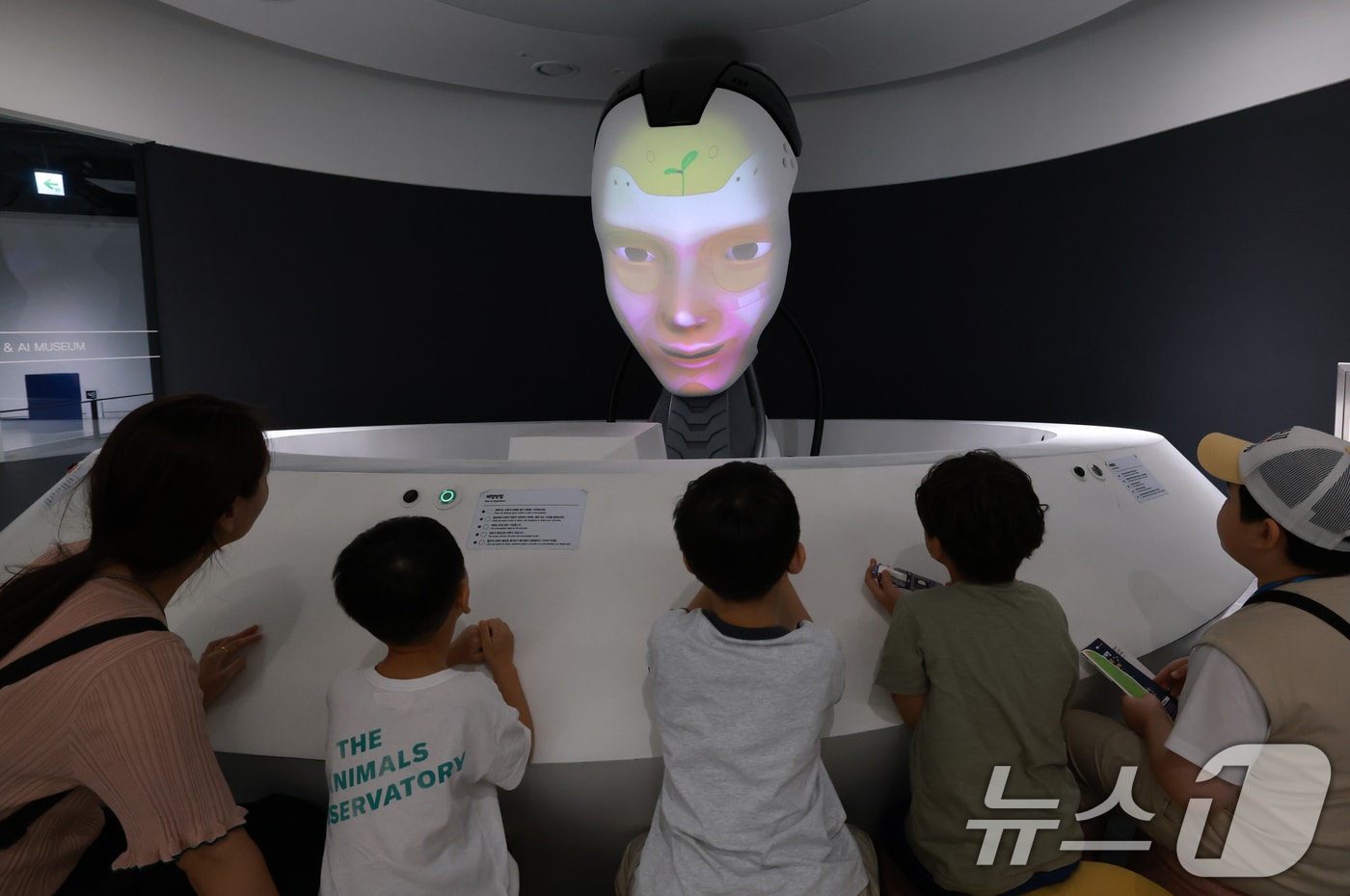 지난달 29일 서울 도봉구 서울로봇인공지능과학관에서 시민들이 메타 휴머노이드 '마스크봇'과 대화하고 있다. 2025.8.29/뉴스1 ⓒ News1 권현진 기자