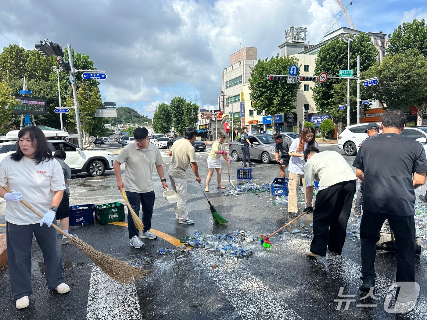 도로에 쏟아진 맥주병을 청소하고 있는 대전시체육회 관계자들과 시민들(대전시체육회 제공) /뉴스1