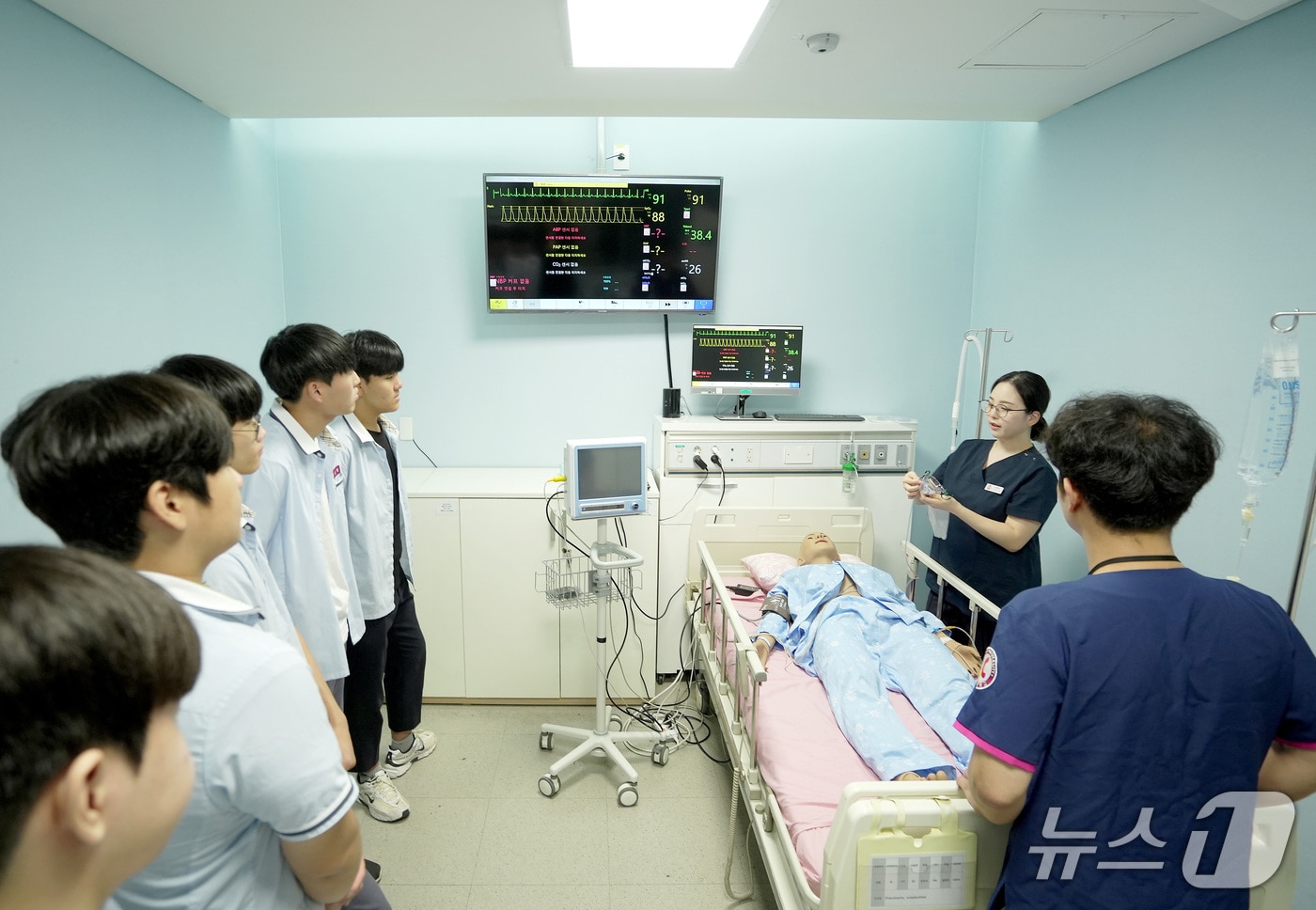 수성대 미니캠퍼스 체험에 참여한 조일고 학생들이 간호학과 실습실에서 호흡기 환자 간호 시뮬레이션을 지켜보고 있다. (수성대 제공. 재판매 및 DB금지)