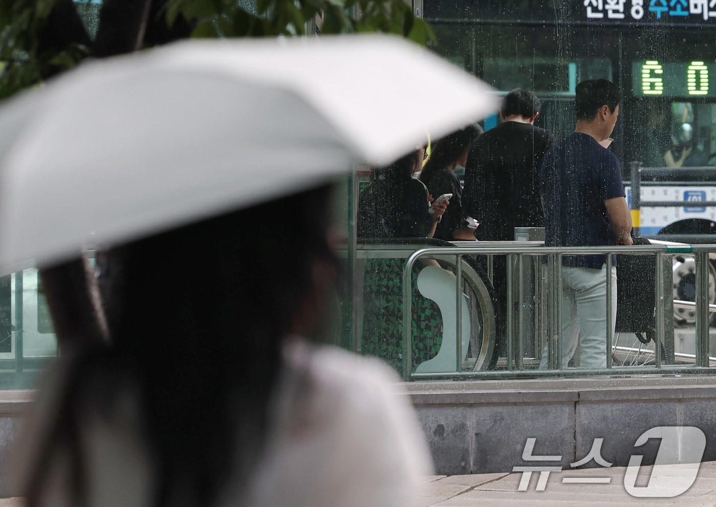 29일 오후 서울 종로 일대 지하철역 출구에서 우산을 챙기지 못한 시민들이 소나기가 그치기를 기다리고 있다. 2025.8.29/뉴스1 ⓒ News1 구윤성 기자