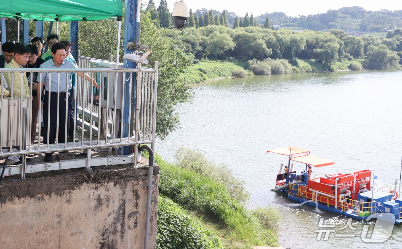 박완수 경남지사를 비롯한 경남도 관계자들이 29일 낙동강 수계 칠서취수장에서 녹조 대응 상황을 점검하고 있다.(경남도 제공. 재판매 및 DB금지)