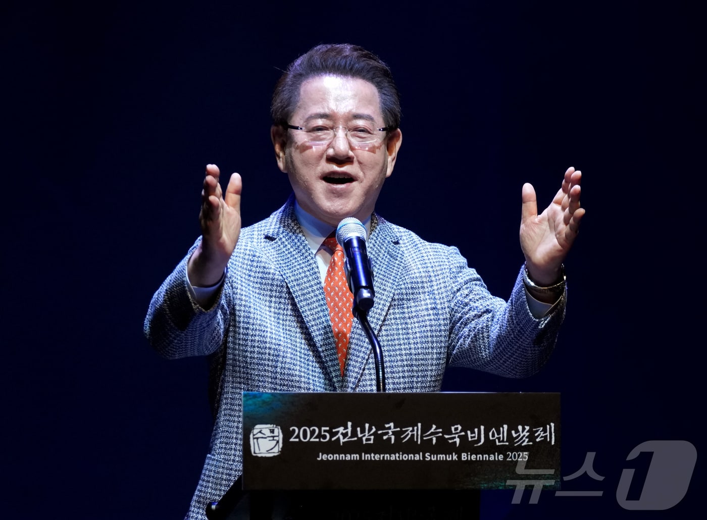 김영록 전남 도지사가 29일 오후 목포문화예술회관에서 열린 ‘2025 전남국제수묵비엔날레’ 개막식에서 개막선언을 하고 있다.(전라남도 제공. 재판매 및 DB금지) 2025.8.29/뉴스1