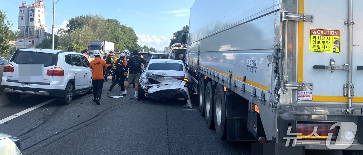 29일 오후 5시 10분쯤 충북 진천군 진천읍 중부고속도로 진천IC 인근에서 차량 다중 추돌로 6명이 다쳤다. (진천소방서 제공, 재판매 및 DB금지) /뉴스1