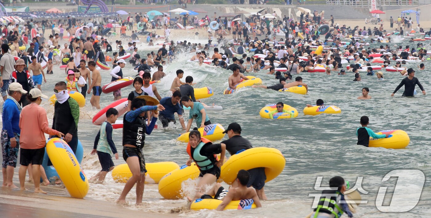 폭염특보 속 피서 절정기를 맞은 3일 부산 해운대해수욕장을 찾은 피서객들이 물놀이를 즐기며 더위를 식히고 있다. 2025.8.3/뉴스1 ⓒ News1 윤일지 기자