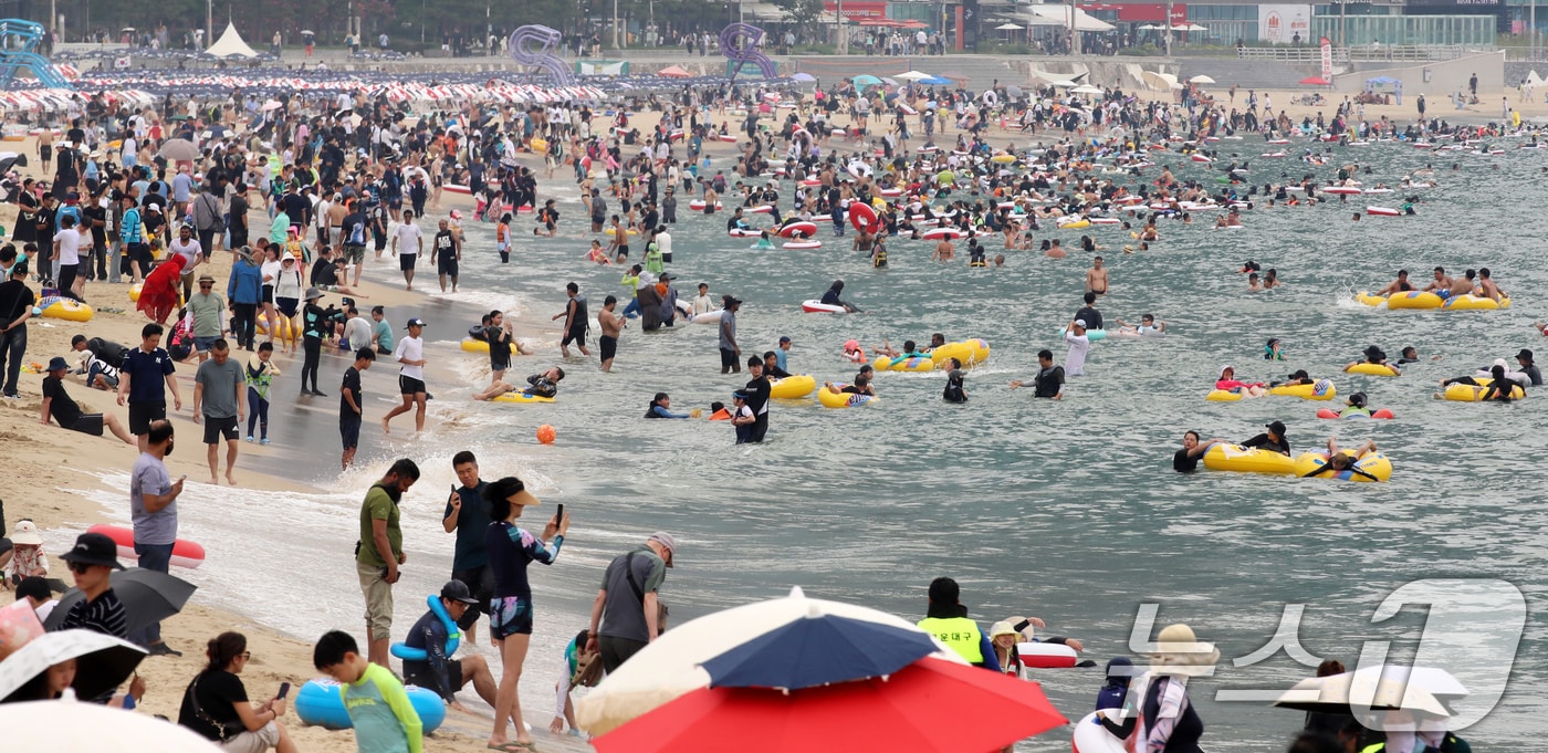 폭염특보 속 피서 절정기를 맞은 3일 부산 해운대해수욕장을 찾은 피서객들이 물놀이를 즐기며 더위를 식히고 있다. 2025.8.3/뉴스1 ⓒ News1 윤일지 기자