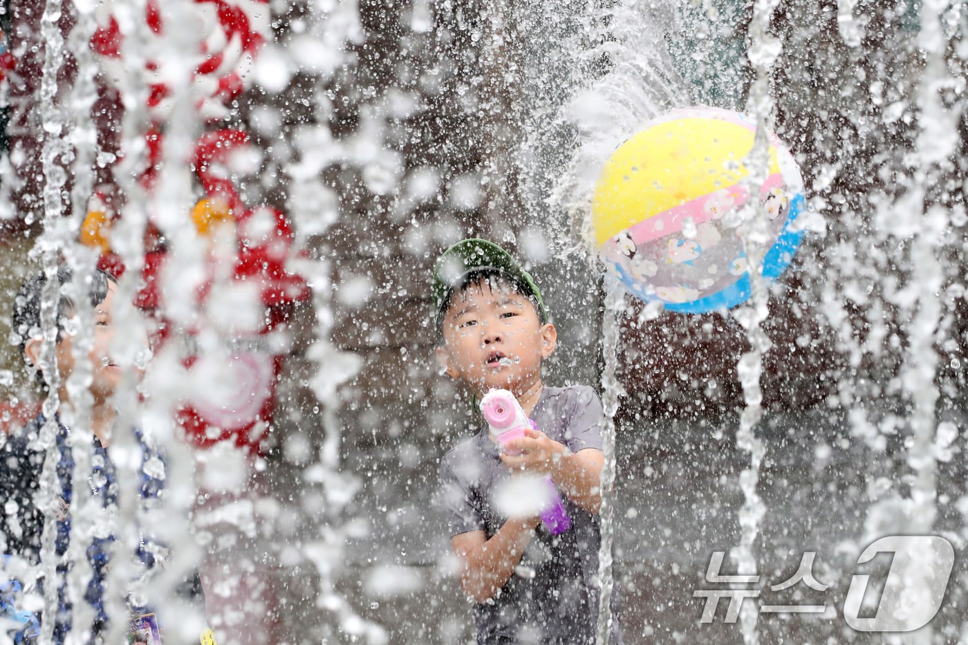 비 소식을 앞두고 흐린 가운데 찜통더위가 계속된 지난 3일 대구 달서구 이월드를 찾은 어린이들이 바닥분수에서 물놀이를 즐기고 있다. 2025.8.3/뉴스1 ⓒ News1 공정식 기자