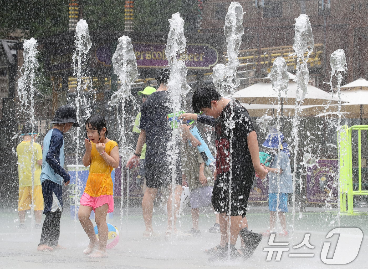 대구 달서구 이월드를 찾은 어린이들이 바닥분수에서 물놀이를 즐기고 있다. ⓒ News1 공정식 기자