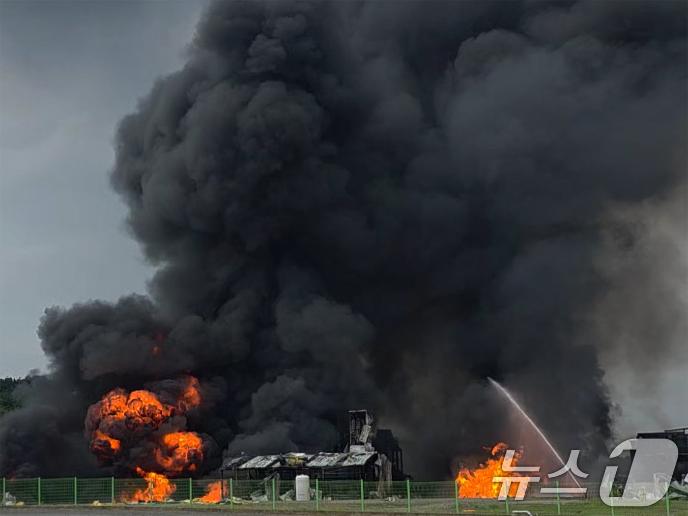 3일 오후 경북 영천시 금호읍에 있는 화학물질 취급 공장에서불이 나 소방 당국이 대응 1단계를 발령하고 진화작업을 하고 있다. (경북소방본부 제공. 재판매 및 DB 금지) 2025.8.3/뉴스1 