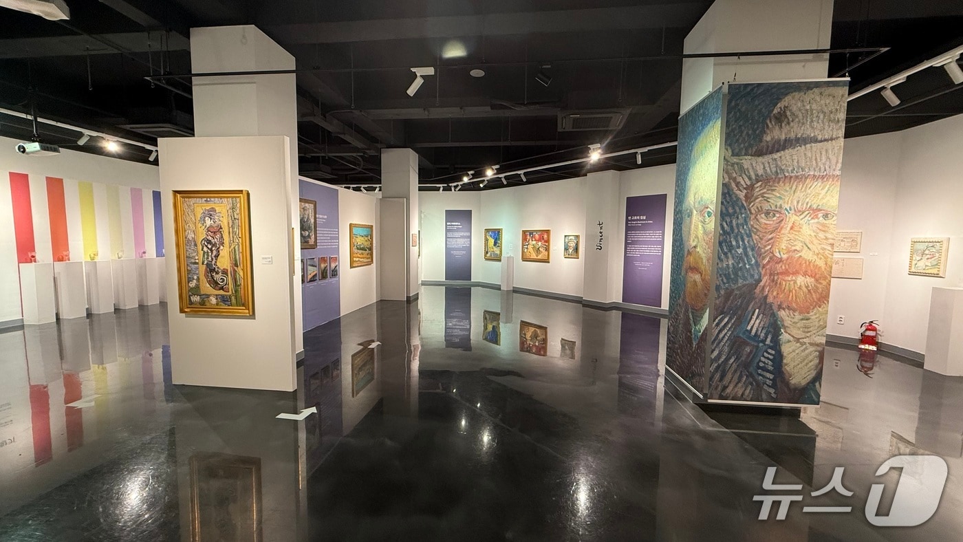 대구 서구문화회관은 31일까지 '반고흐, 향기를 만나다'를 개최한다. 사진은 전시관 내부 모습.(대구 서구 제공.재판매 및 DB 금지)