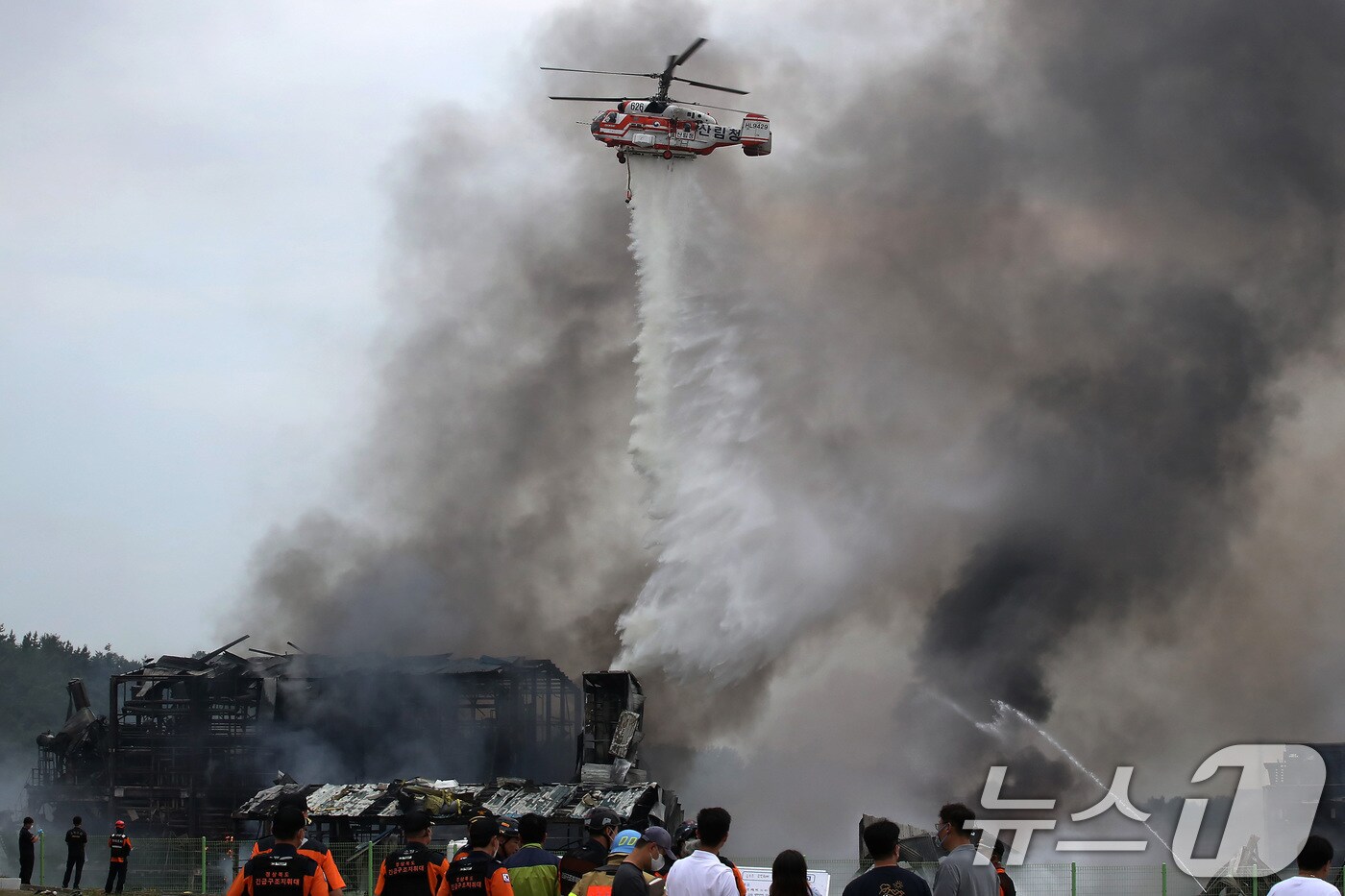 3일 오후 경북 영천시 금호읍 구암리 채신공단에 있는 한 화학물질 취급 공장에서 불이 나 소방 당국이 헬기를 동원에 진화하고 있다. 2025.8.3/뉴스1 ⓒ News1 공정식 기자