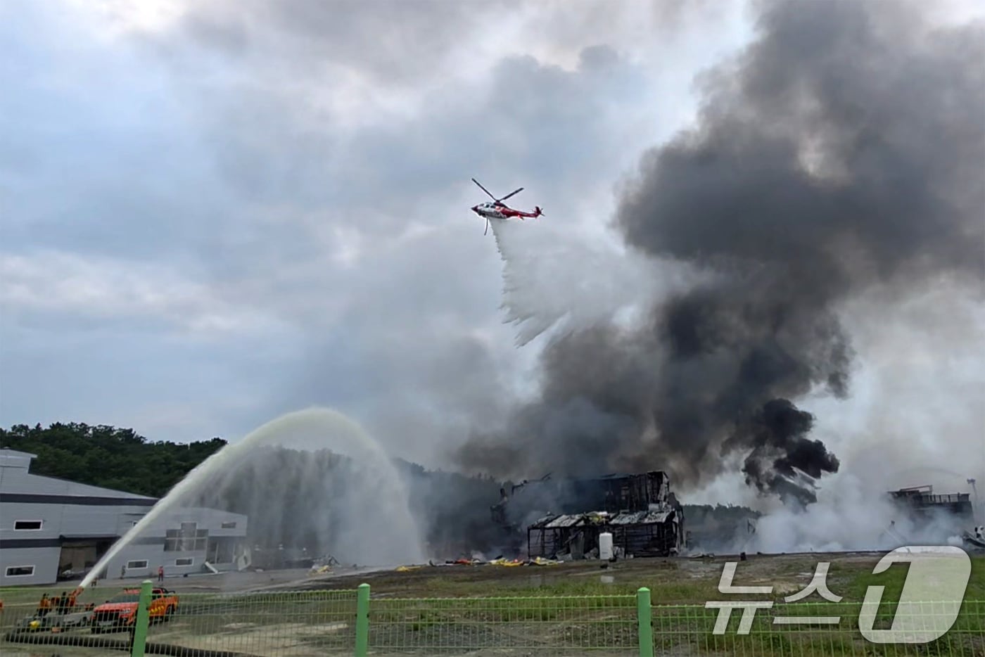 3일 오후 경북 영천시 금호읍에 있는 화학물질 취급 공장에서불이 나 소방 당국이 대응 1단계를 발령하고 진화 중이다. (경북소방본부 제공. 재판매 및 DB 금지) 2025.8.3/뉴스1 ⓒ News1 최창호 기자