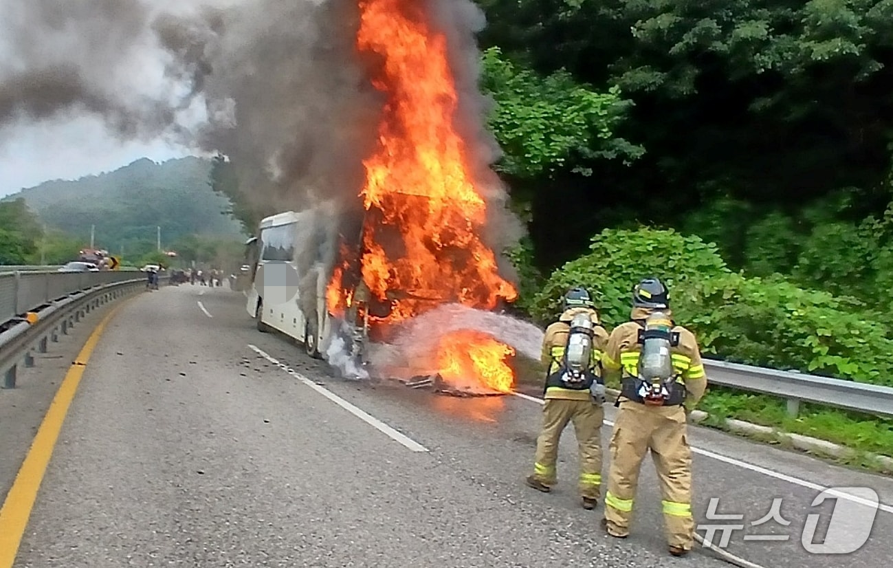 3일 오후 3시 52분쯤 충북 괴산 동부리 34번 국도를 달리던 관광버스에서 불이 나 소방대원들이 진화작업을 하고 있다.(괴산소방서 제공, 재판매 및 DB금지)/뉴스1