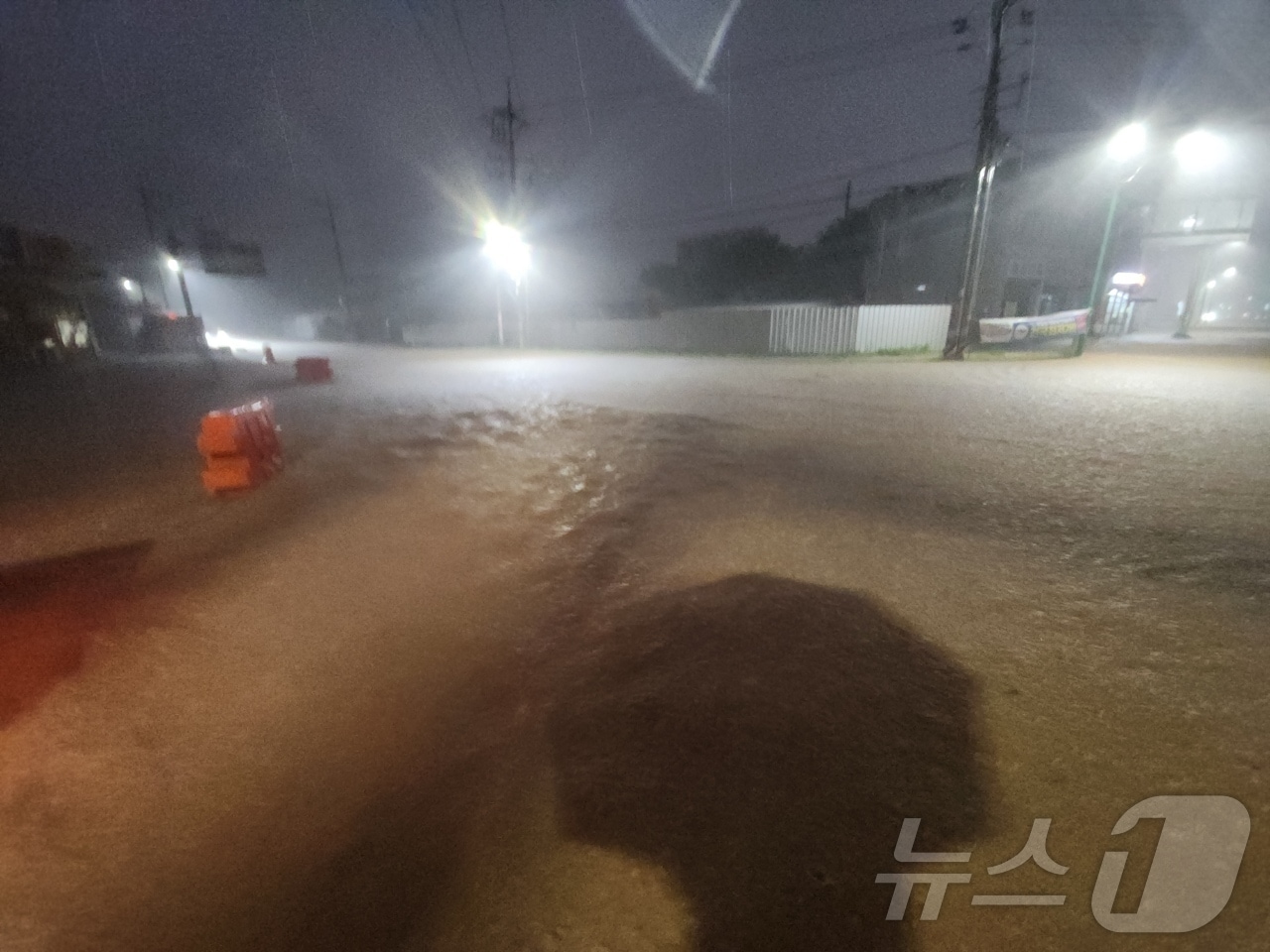 3일 전남 무안군에 시간당 140㎜의 폭우가 내려 읍내가 침수된 모습.&#40;무안군 제공. 재배포 및 DB 금지&#41;