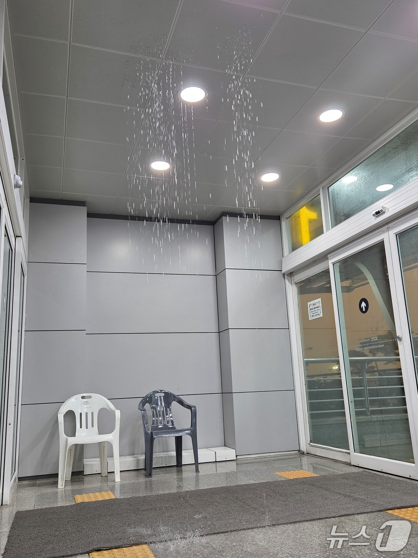 3일 오후 전남 무안공항에 194.2㎜의 괴물 폭우가 쏟아지면서 지붕에서 물이 새고 있다.(12·29 제주항공 여객기 참사 유가족협의회 제공) 2025.8.3/뉴스1