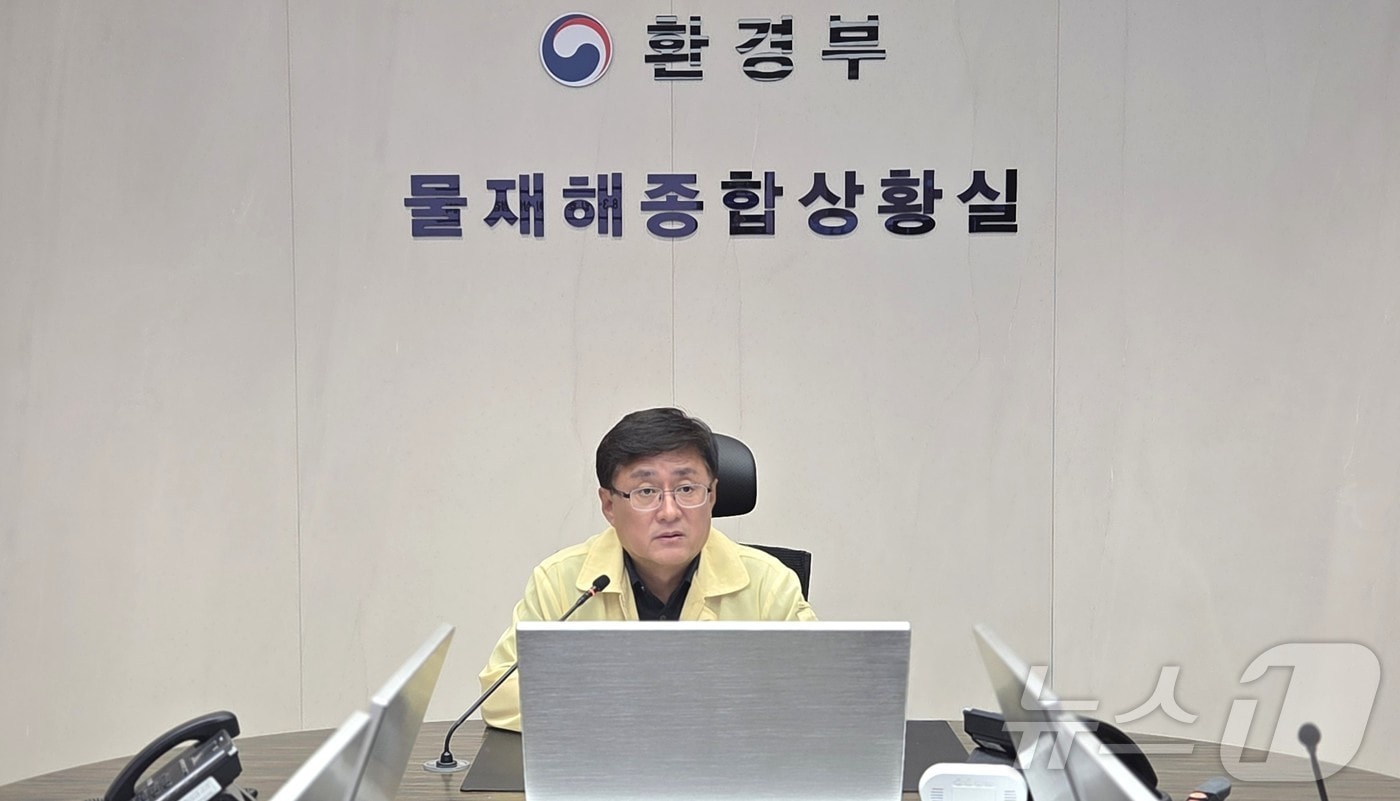 김성환 환경부 장관이 3일 오후 정부세종청사에서 집중호우 대비 소속·산하기관과 긴급 상황점검 회의를 주재하고 있다. (환경부 제공. 재판매 및 DB 금지) 2025.8.3/뉴스1
