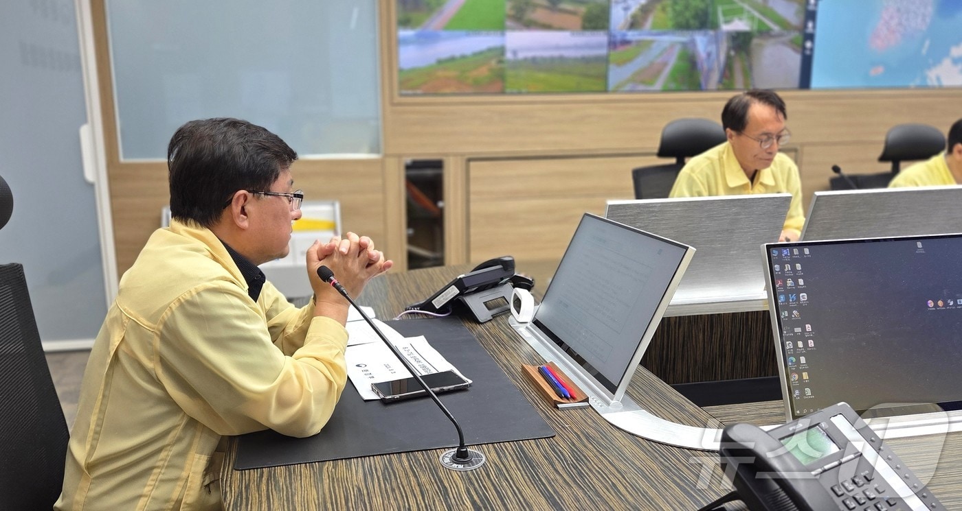 김성환 환경부 장관이 3일 오후 정부세종청사에서 집중호우 대비 소속·산하기관과 긴급 상황점검 회의를 주재하고 있다. (환경부 제공. 재판매 및 DB 금지) 2025.8.3/뉴스1