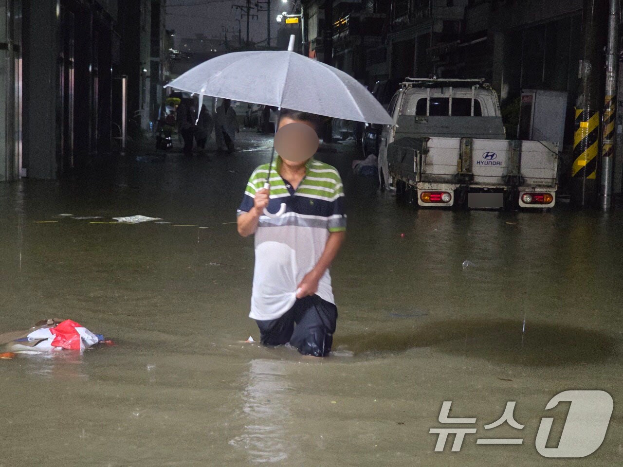호우경보가 내린 3일 오후 광주 북구 운암동 일대 도로가 침수돼 성인 허벅지까지 잠겨있다. (광주 북구 제공. 재판매 및 DB 금지) 2025.8.3/뉴스1 ⓒ News1 박지현 기자