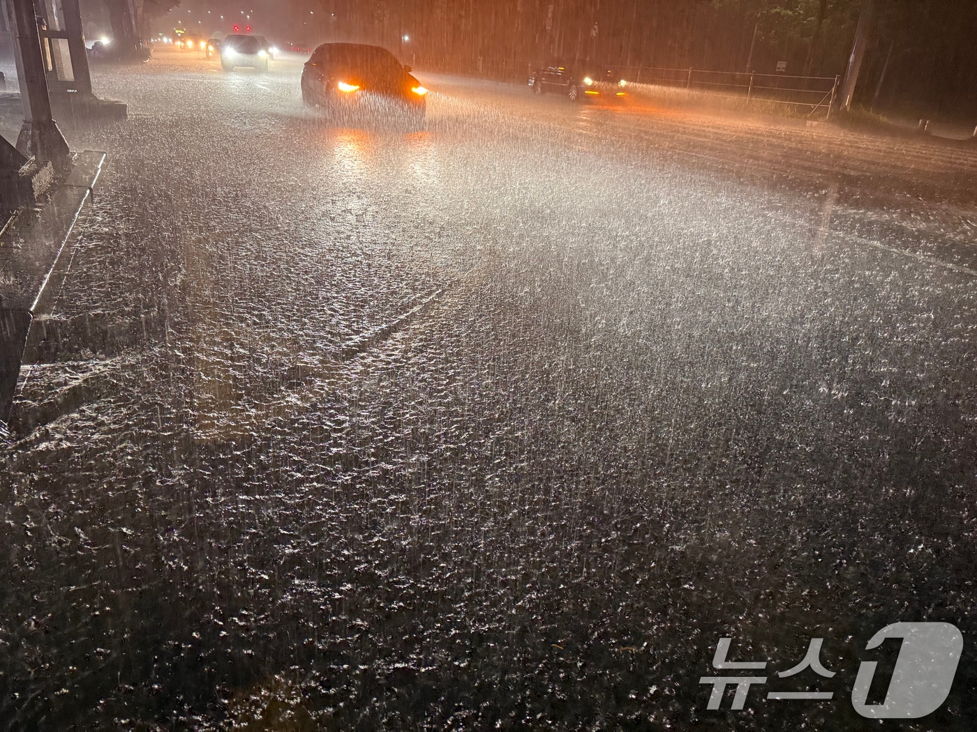 3일 호우경보가 발효 중인 광주시 광산구 운남동 도로를 지나는 차량들이 폭우에 서행하고 있다. 2025.8.3/뉴스1 ⓒ News1 김태성 기자